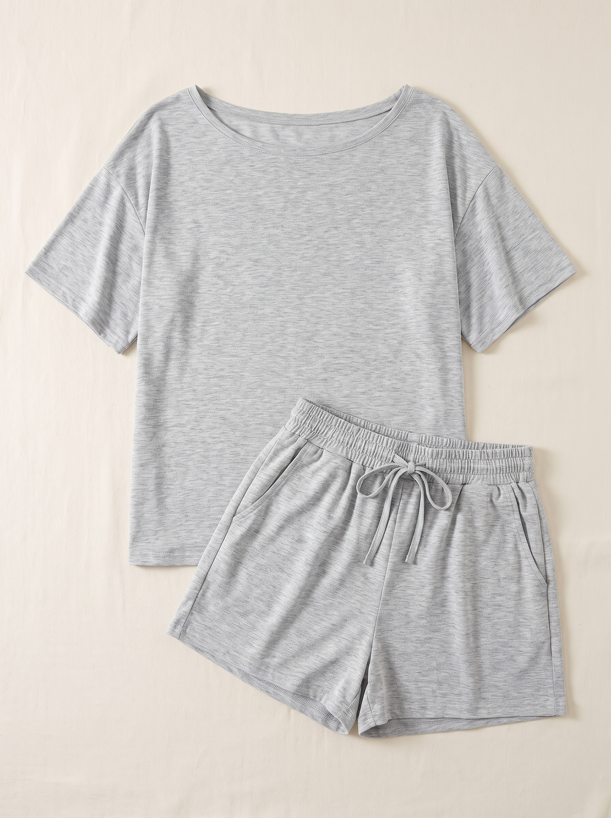 Flatlay des Off-Duty Sets: Kurzarm-Top und Shorts aus Viskose in Nebelgrau
