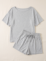 Flatlay des Off-Duty Sets: Kurzarm-Top und Shorts aus Viskose in Nebelgrau