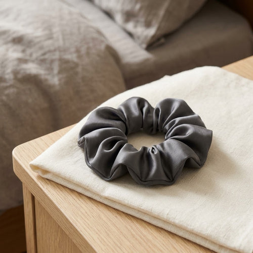 Seiden-Scrunchie in Graphit aus 22 Momme Maulbeerseide auf cremefarbenem Leinen